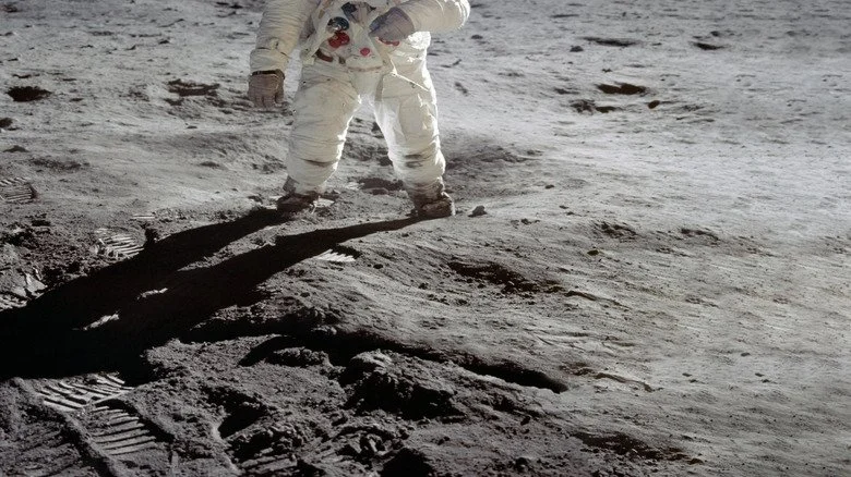 astronaute marchant sur la Lune