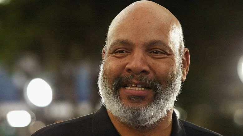 James Avery souriant pour une photo en 2004
