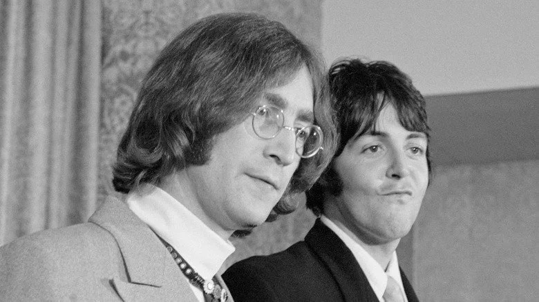 Photo en noir et blanc de John Lennon et Paul McCartney