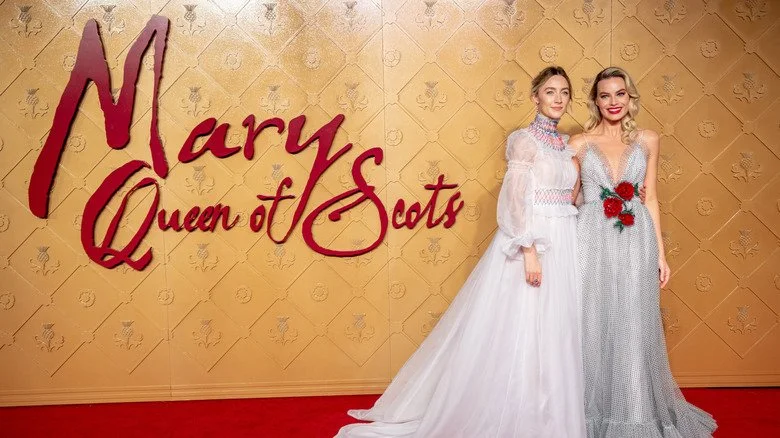 Saorise Ronan et Margot Robbie lors d'une première de film