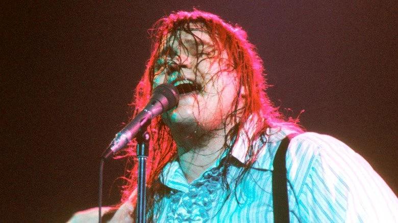 Meat Loaf chantant sur scène en 1978