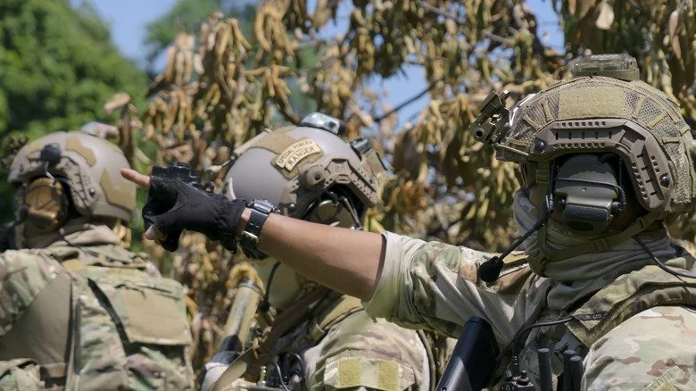Soldats se préparant à intervenir