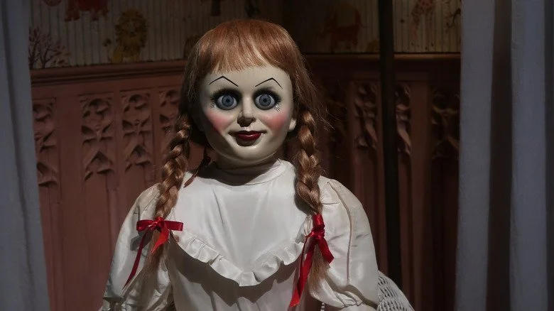 Matt Rife avec la poupée Annabelle au musée occulte