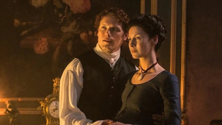 Sam Heughan et Caitriona Balfe dans une scène de Outlander