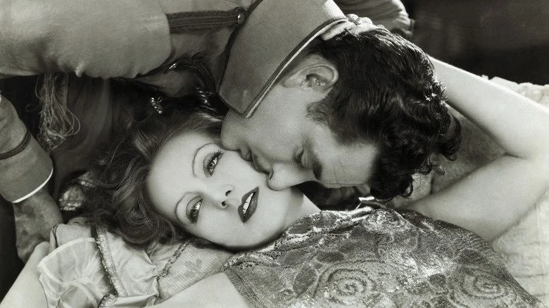 Greta Garbo tolérant un baiser, incarnant la reine Christine