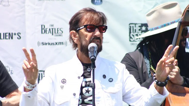 Ringo Starr faisant le signe de la paix