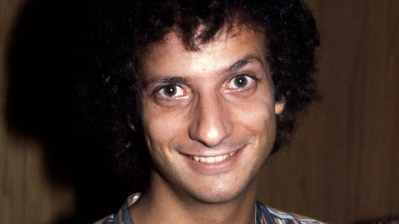 Ron Palillo aux yeux grands ouverts et souriant