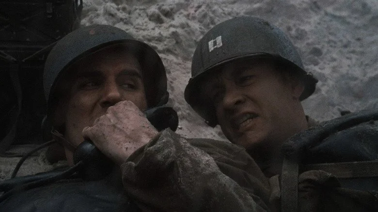 Tom Hanks et Tom Sizemore discutant au milieu de la bataille dans Saving Private Ryan