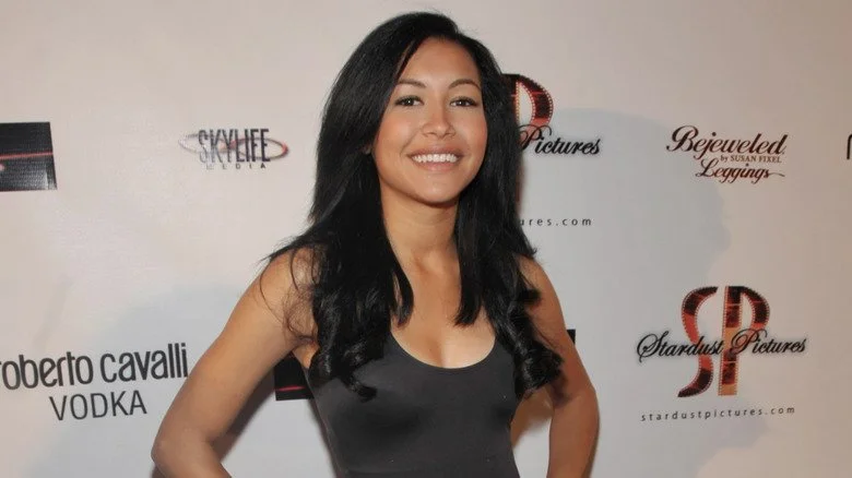 Naya Rivera souriante sur le tapis rouge