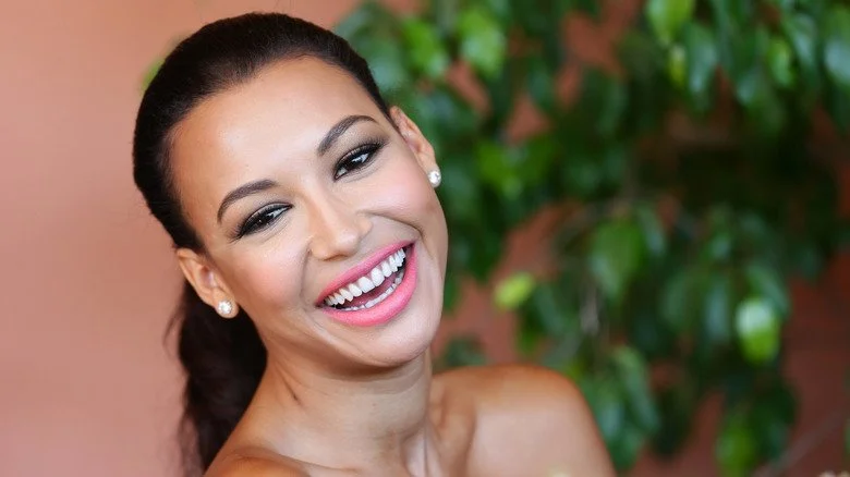 Naya Rivera inclinant la tête et souriant en 2013