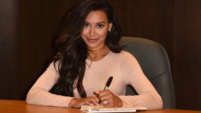 Naya Rivera signant son autobiographie