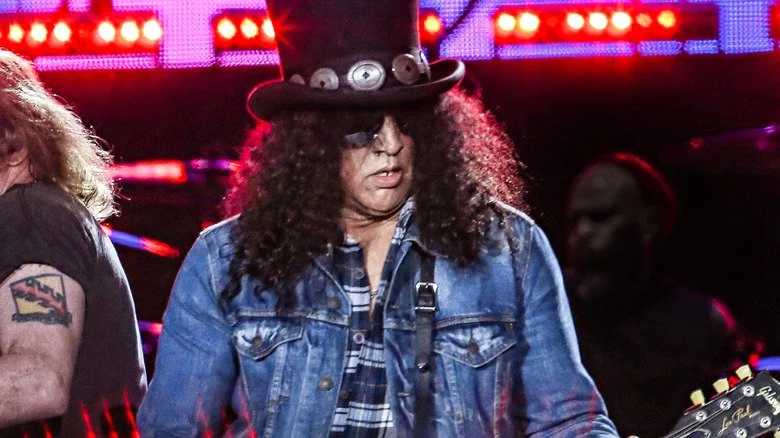 Slash jouant sur scène