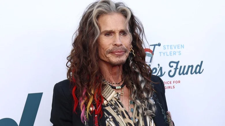 Steven Tyler pose lors d'un événement