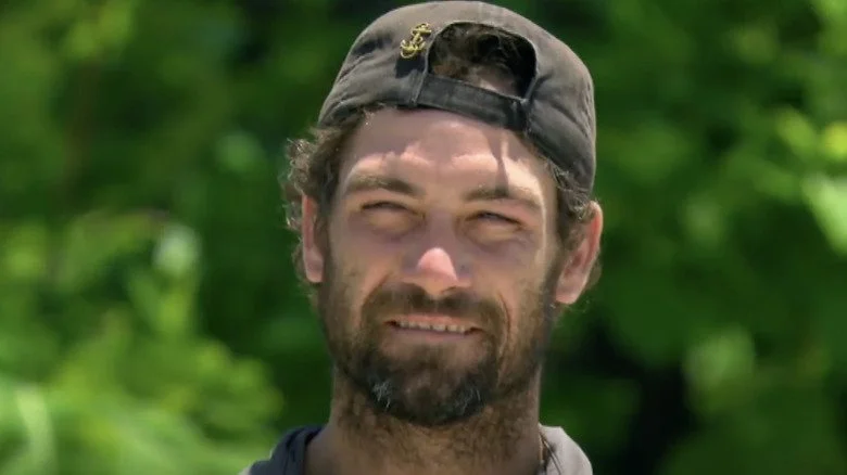 Candidat de Survivor plissant les yeux