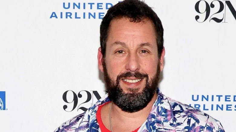 Adam Sandler souriant caméra