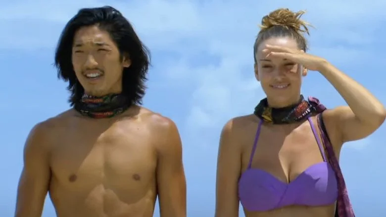 Concourants de Survivor plissant les yeux en regardant un défi