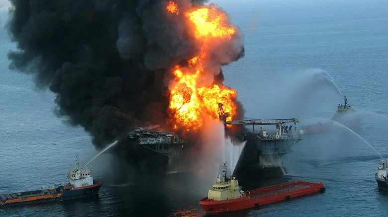Équipes de lutte contre l’incendie sur la plateforme pétrolière Deepwater Horizon