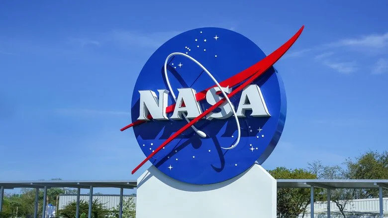 Logo de la NASA sur un panneau au Kennedy Space Center