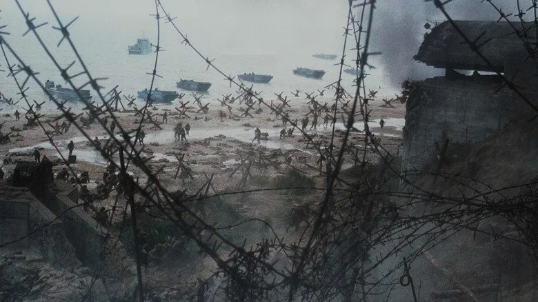 Vue de la plage d'Omaha et des forces alliées à travers les barbelés, Saving Private Ryan