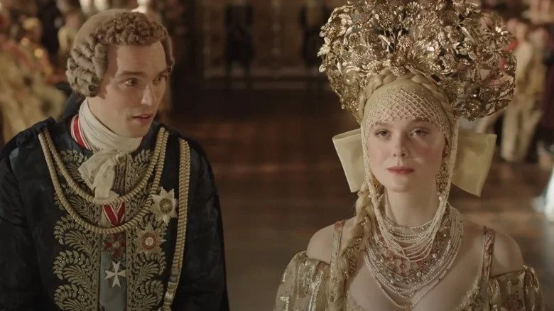 Nicholas Hoult et Elle Fanning dans une scène de The Great