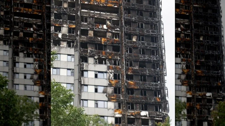 La Grenfell Tower partiellement brûlée avec son habillage extérieur intact