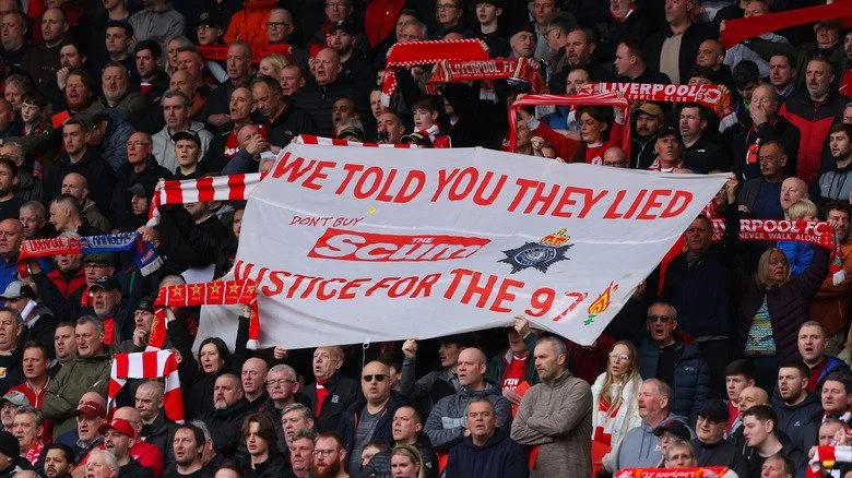 Supporters de Liverpool brandissant une bannière en mémoire de la catastrophe de Hillsborough en 1989
