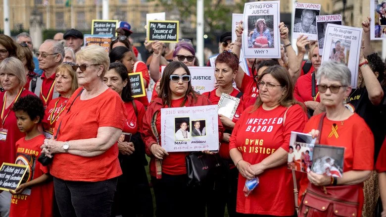 Personnes affectées par le scandale du sang contaminé lors d’une veillée à Parliament Square, Londres, en mai 2024