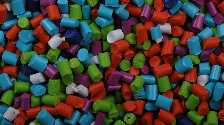 Lot brut de polymères plastiques multicolores