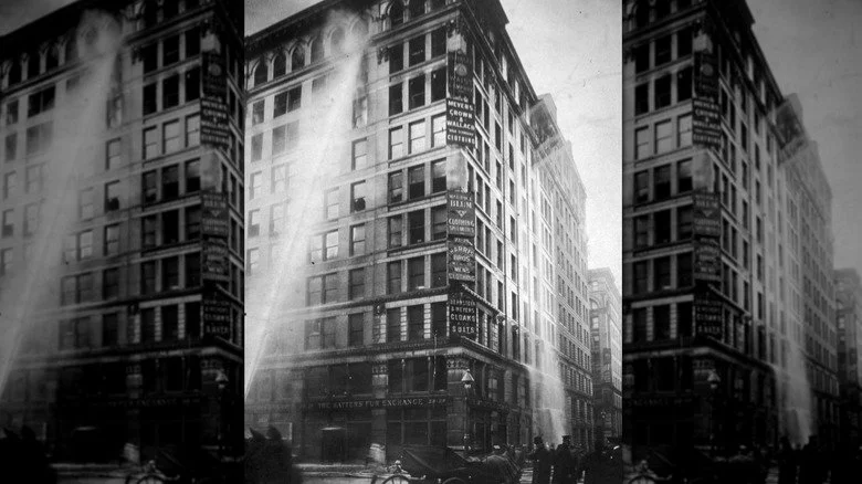 Pompiers luttant contre l'incendie à la Triangle Shirtwaist Company à New York