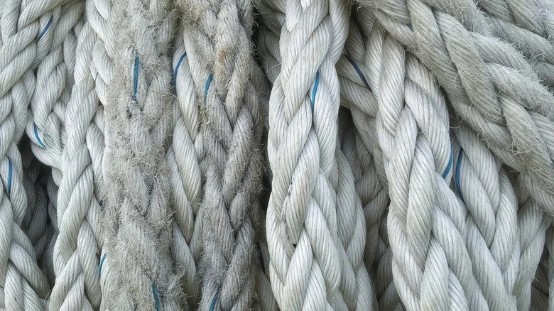 Gros plan sur une corde en nylon blanc