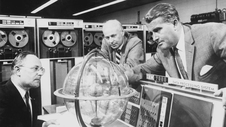 Wernher von Braun parlant dans une salle de contrôle