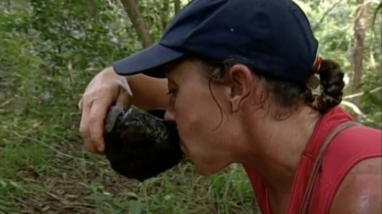 Un candidat de Survivor boit de l'eau de puits