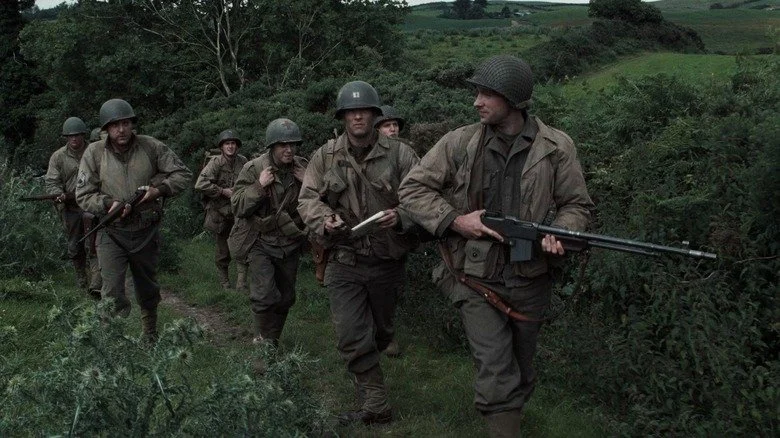 Acteurs marchant à travers la campagne française dans Saving Private Ryan