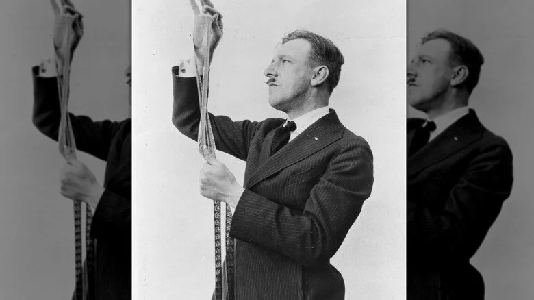 Tod Browning examine une bande de film