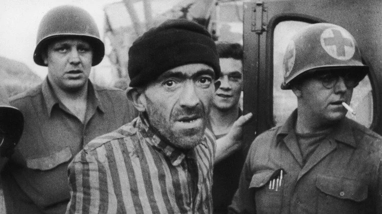 soldats américains et prisonnier libéré au camp de Dora-Mittelbau