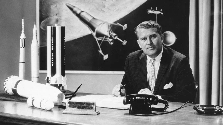 Wernher von Braun à son bureau à la NASA