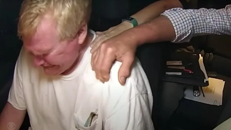 Alex Murdaugh en larmes dans une voiture de police