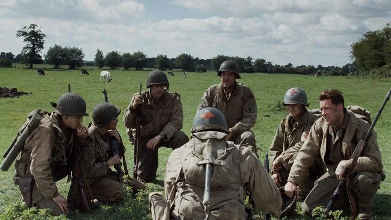 Acteurs agenouillés en cercle dans un champ, Saving Private Ryan