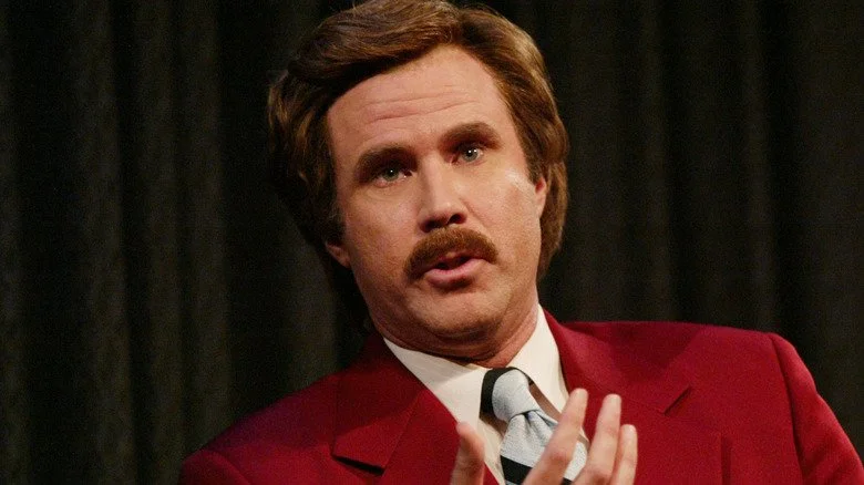 Will Ferrell en costume lors d'un événement en incarnant Ron Burgundy
