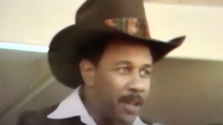 Willie Stargell portant un grand chapeau de cowboy lors d'un discours
