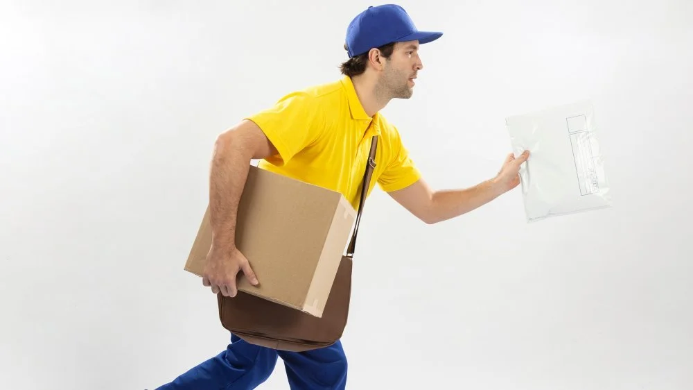 Facteur distribuant du courrier