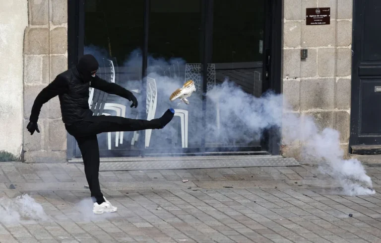 Chaos à Saint-Étienne : Un restaurant offre 100 repas gratuits