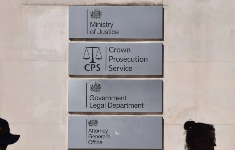 Chirurgien britannique condamné pour amputation volontaire et fraude