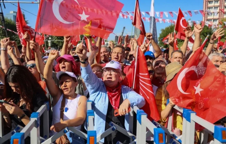 Des milliers manifestent à Ankara pour soutenir l&rsquo;opposition turque