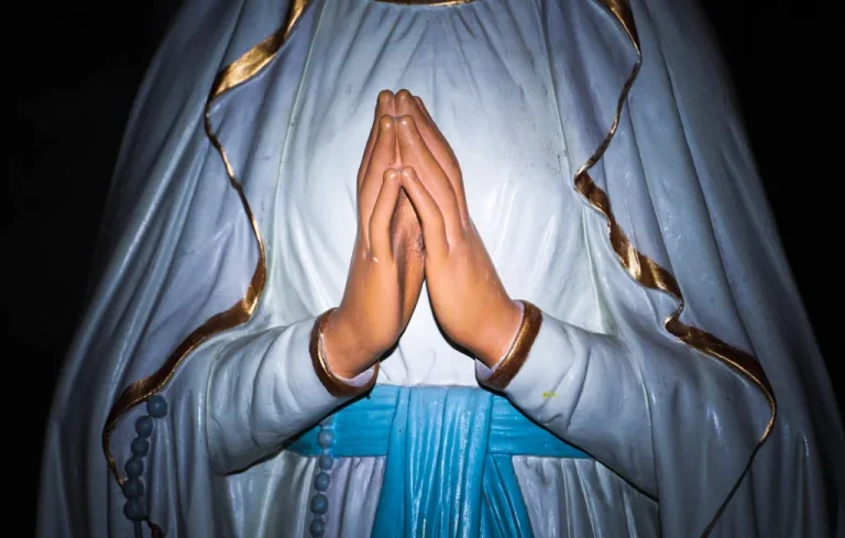 Incendie d&rsquo;une statue de la Vierge à Guingamp : enquête ouverte