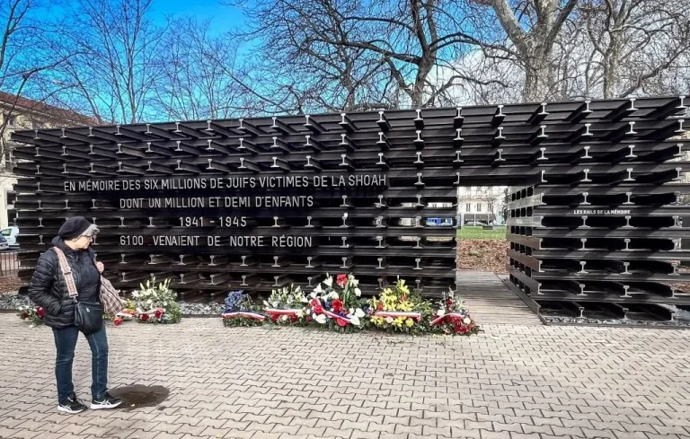 Lyon : un tag antisémite sur le mémorial de la Shoah