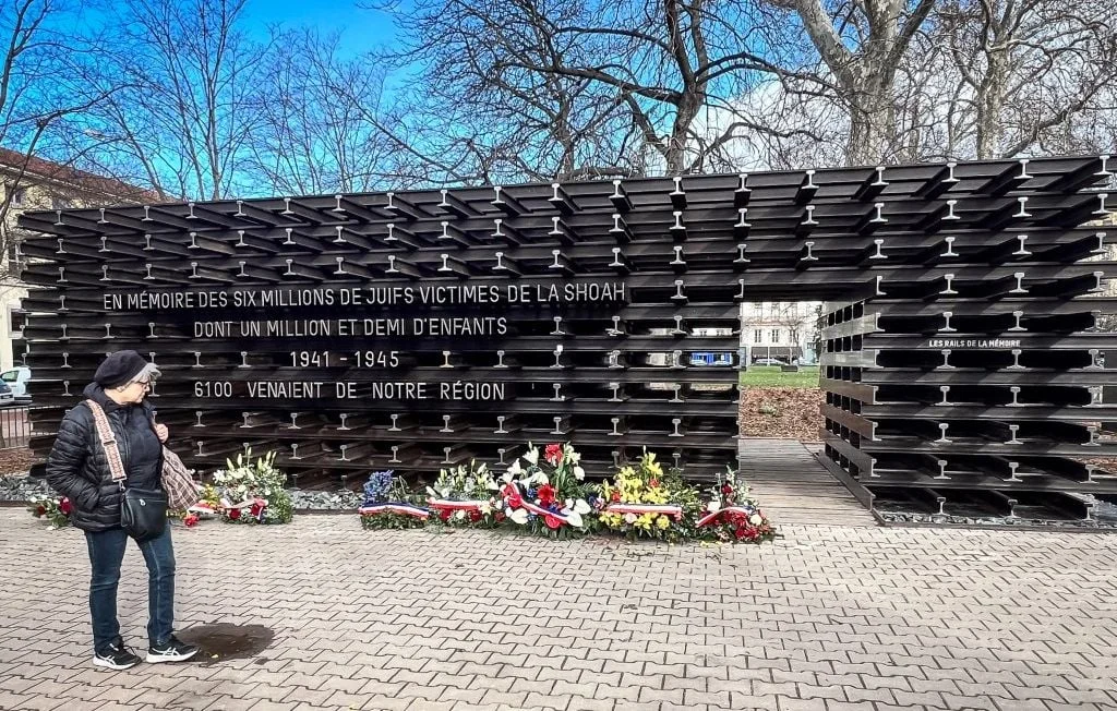 Lyon : un tag antisémite sur le mémorial de la Shoah