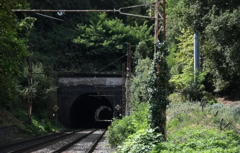 Tragique accident ferroviaire à Bordeaux : deux adolescentes décèdent
