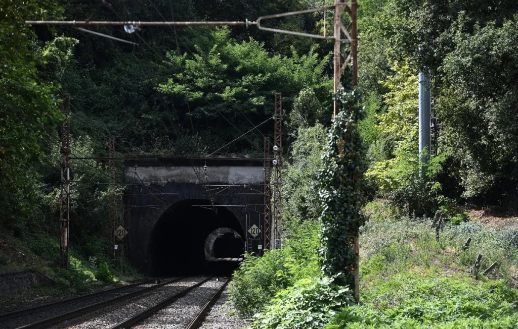Tragique accident ferroviaire à Bordeaux : deux adolescentes décèdent