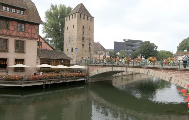Un Policier Plonge Dans l&rsquo;Ill Pour Interpeller un Suspect à Strasbourg